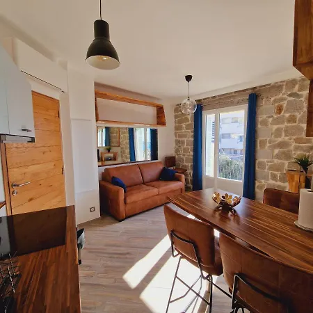 Incroyable T2 Plein De Charme Avec Balcon Vue à L'entrée D'ajaccio *