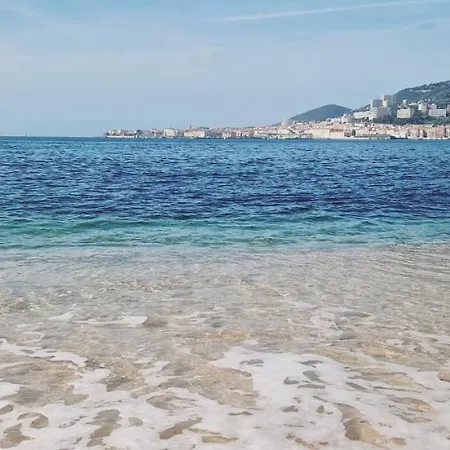 Appartement Incroyable T2 Plein De Charme Avec Balcon Vue à L'entrée D'ajaccio